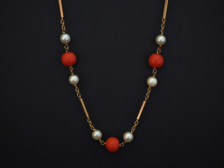 Vente aux enchères Collier souple en or jaune, perles de corail et perles blanches.  Long