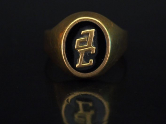 Vente aux enchères Bague chevalière d'homme en or jaune et onyx noir, à décor de monogram
