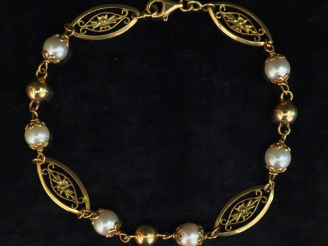 Vente aux enchères Bracelet articulé en or jaune, composé de maillons ovales ajourés et f