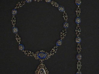 Vente aux enchères Demi-parure en argent, émail bleu nuit et marcassite, à décor de nœuds