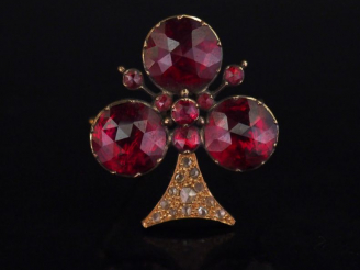 Vente aux enchères Broche en or jaune en forme de trèfle à trois feuilles, sertie de gren