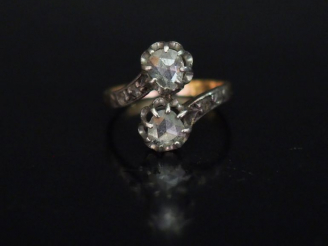 Vente aux enchères Bague dite "Toi   Moi" en or jaune, sertie de deux diamants tailés en 