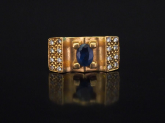 Vente aux enchères Bague tank en or jaune, sertie en son centre d'une pierre bleue et de 