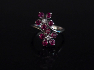 Vente aux enchères Bague dite "Toi   Moi" en or blanc, à décor de marguerites serties d'u