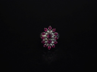Vente aux enchères Bague en or blanc, sertie de rubis dont deux taillés en poire et de pe