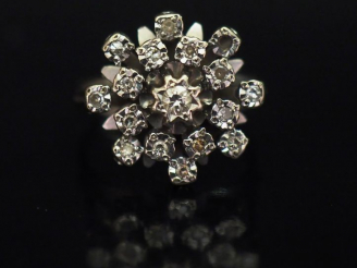 Vente aux enchères Bague en or blanc en forme de fleur épanouie, sertie d'un diamant cent