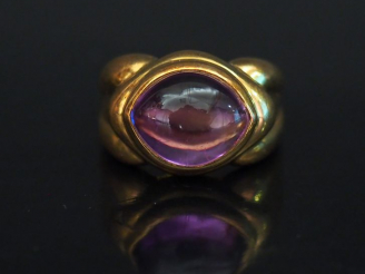Vente aux enchères Bague dôme en or jaune, sertie en son centre d'une pierre mauve (améth