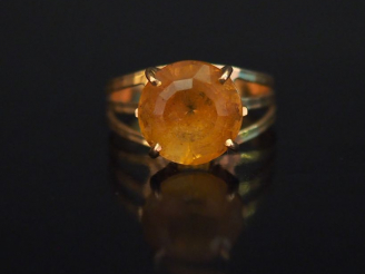Vente aux enchères Bague en or jaune, sertie en son centre d'un quartz.  TDD. Poids tel. 