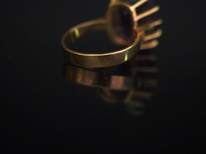 Bague en or jaune, sertie en son centre d'une améthyste. TDD.  Poids t