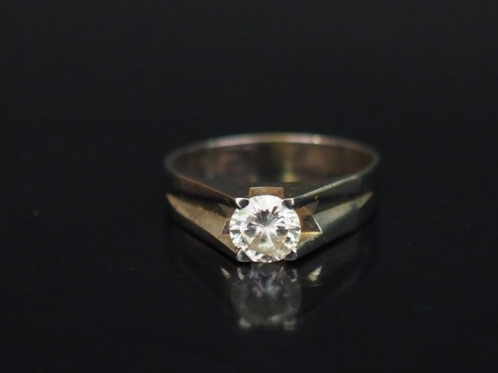 Bague en or blanc 9k, sertie en son centre d'un diamant de 0,4 ct envi