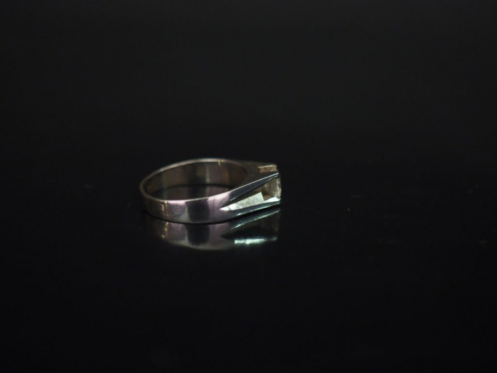 Bague en or blanc 9k, sertie en son centre d'un diamant de 0,4 ct envi