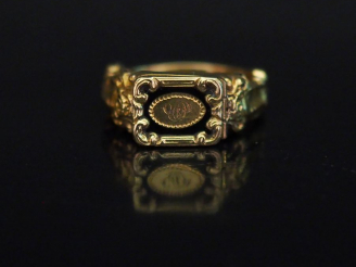 Vente aux enchères Petite bague Napoléon III dite "à poison" en or jaune et émail noir, à