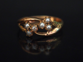 Vente aux enchères Bague Napoléon III en or jaune et perles, à  décor ajouré de deux trèf