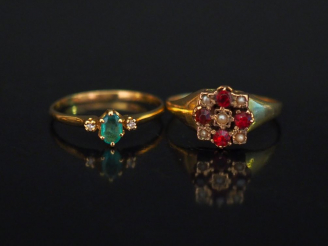 Vente aux enchères Ensemble comprenant :  - une  bague en or jaune, sertie en son centre 