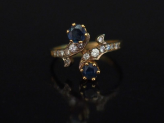 Vente aux enchères Bague dite "Toi   Moi" en en or jaune, sertie de deux pierres bleues e