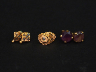 Vente aux enchères Deux paires de puces d'oreilles en or jaune et imitations du diamant. 