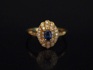 Vente aux enchères Petite bague en or jaune, sertie en son centre d'un saphir entouré d'u