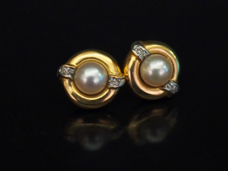 Vente aux enchères Paire de perce-oreilles en or jaune, sertis en leur centre d'une perle