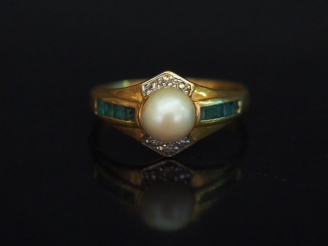 Vente aux enchères Bague en or jaune, sertie en son centre d'une perle épaulée de pierres