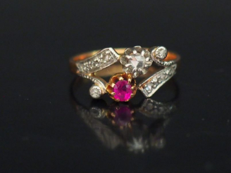 Vente aux enchères Petite bague en or jaune de forme stylisée, sertie de pierres fantaisi
