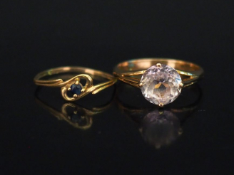 Vente aux enchères Ensemble comprenant :  - une petite bague en or jaune, sertie d'une pe