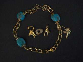 Vente aux enchères Ensemble comprenant :  - un bracelet en or jaune, agrémenté de turquoi