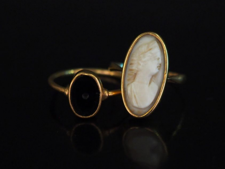 Ensemble comprenant :  - une bague en or jaune et composition, à décor