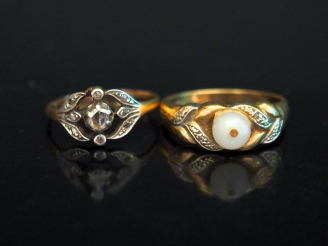 Vente aux enchères Ensemble comprenant :  - une bague ajouré en or jaune, sertie en son c