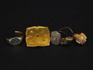Vente aux enchères Ensemble comprenant :  - une broche Napoléon III en or jaune, sertie d