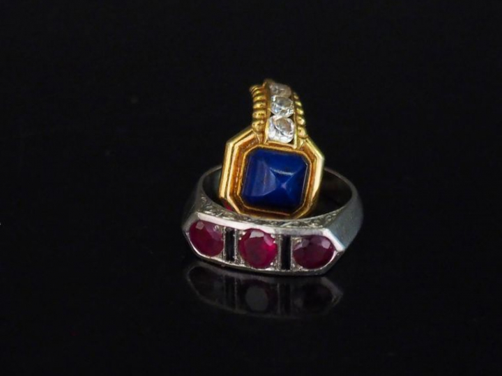 Ensemble comprenant :  - une bague de style Art déco en or blanc, sert