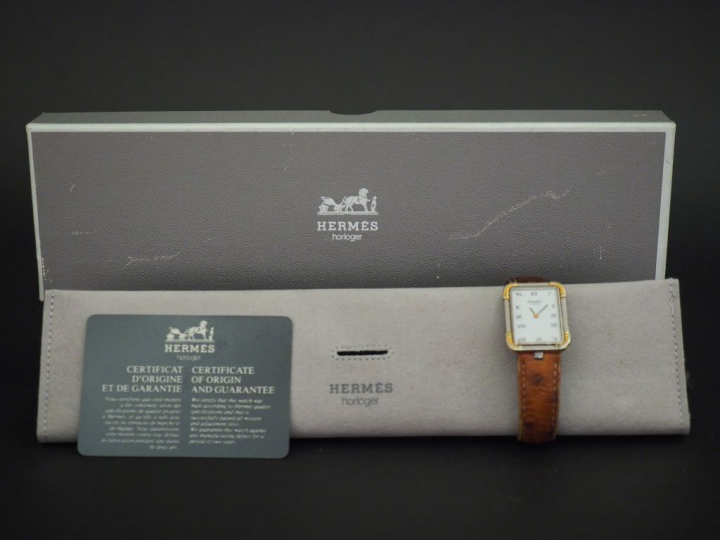 HERMES, Paris Montre de dame en métal et métal doré.  Cadran rectangul