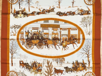 Vente aux enchères HERMES Carré en soie "L'Hiver en Poste", dans sa boîte. Signé Ledoux. 