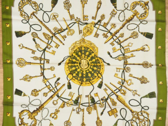 Vente aux enchères HERMES Carré en soie "Les Clefs", dans sa boîte. Carré sans étiquette.