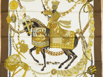 Vente aux enchères HERMES Carré en soie "Le Timbalier", dans sa boîte. Carré sans étiquet