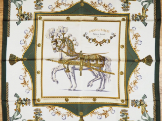 Vente aux enchères HERMES Carré en soie " Harnais Français Premier Empire", dans sa boîte