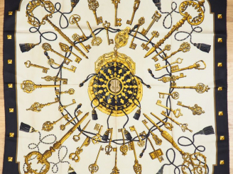 Vente aux enchères HERMES Carré en soie "Les Clefs", dans sa boîte. Carré sans étiquette.