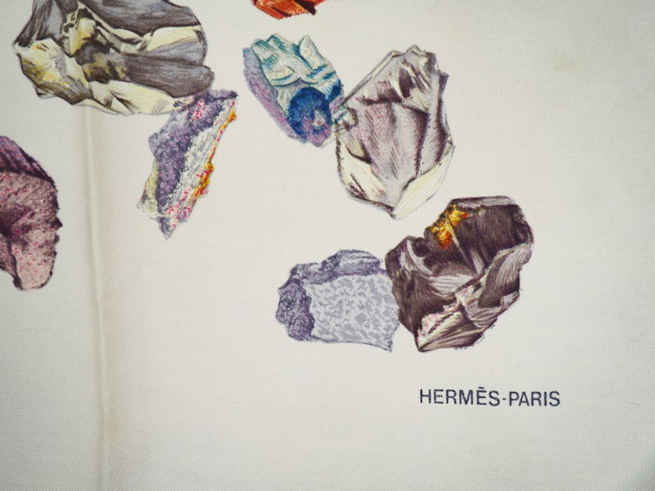 HERMES Carré en soie "Les Minéraux", dans sa boîte. Carré sans étiquet