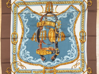 Vente aux enchères HERMES Carré en soie "Bride de Cour". Signé F. de la Perrière. Carré s