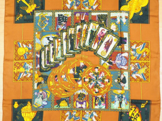 Vente aux enchères HERMES Carré en soie "Le Tarot". (Quelques taches).