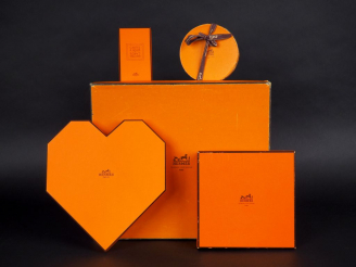 Vente aux enchères HERMES Ensemble de boîtes vides et un jeu de cartes à nouer.