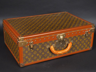 Vente aux enchères LOUIS VUITTON Valise Alzer Loziné. Modèle rigide avec toile monogrammé