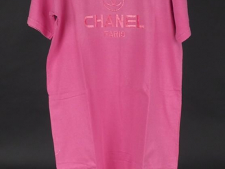 Vente aux enchères CHANEL  Robe T-shirt rose en coton, à décor de monogramme. (étiquette 