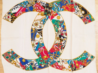 Vente aux enchères CHANEL Foulard en soie, couleur crème, à décor de monogramme. (Quelque