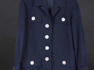 Vente aux enchères YVES SAINT LAURENT Manteau bleu à col. Fermeture par quatre boutons de
