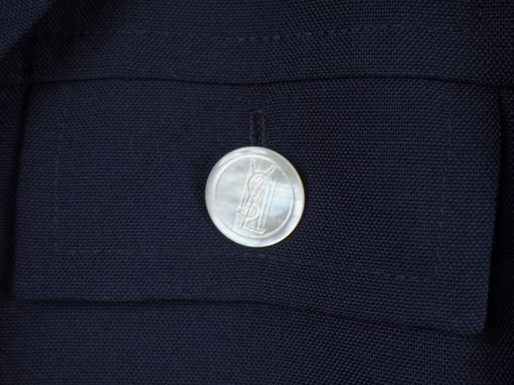 YVES SAINT LAURENT Manteau bleu à col. Fermeture par quatre boutons de