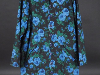 Vente aux enchères YVES SAINT LAURENT  Veste à col rond, à décor de roses bleues sur fond