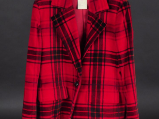 Vente aux enchères YVES SAINT LAURENT, Rive gauche.  Veste rouge à col en coton et polyes