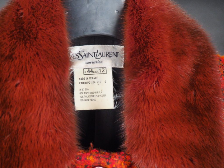 YVES SAINT LAURENT, Variation Veste à col en fourrure synthétique, en 