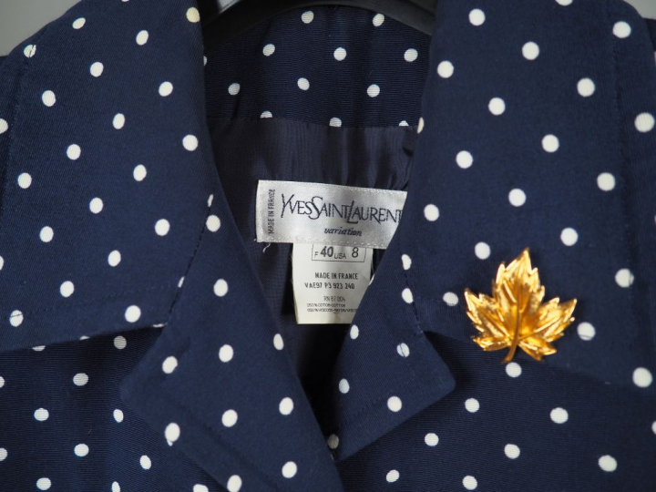 YVES SAINT LAURENT, Variation Veste bleue, à manches courtes, à décor 