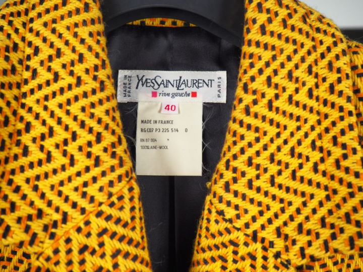 YVES SAINT LAURENT Manteau à col à motifs jaune, noir et orange, en la